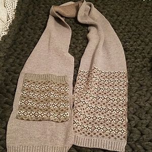 Thick scarf with pocket!
